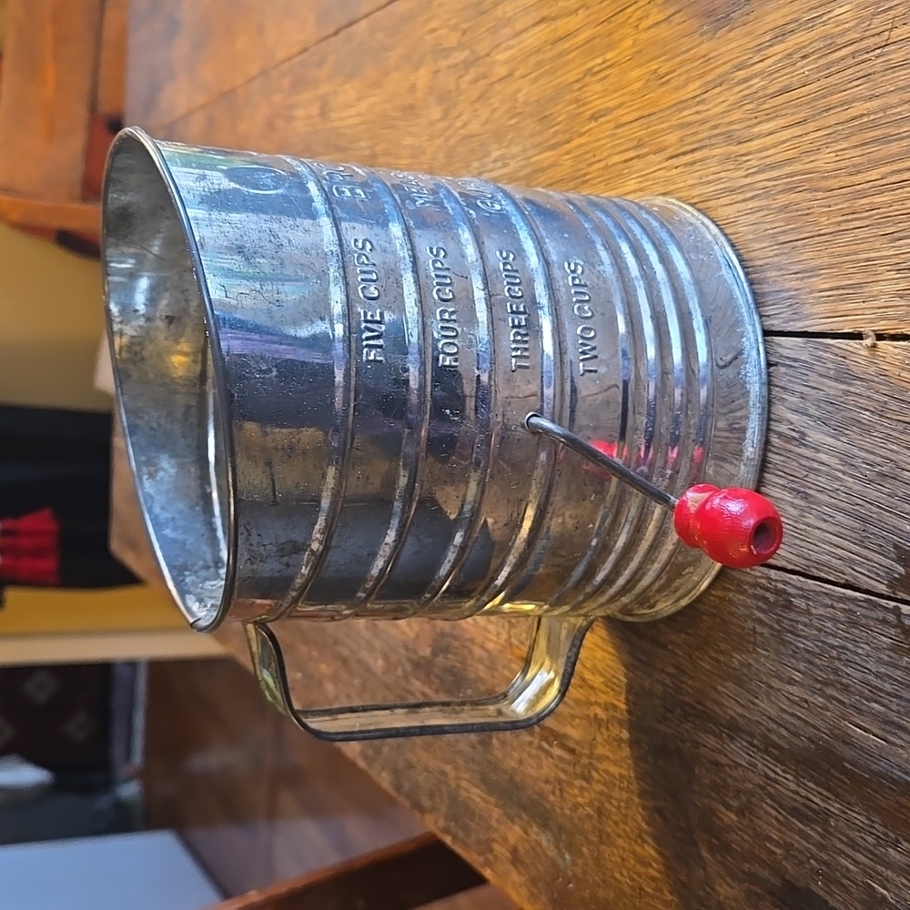 Vintage Metal Measuring Cups Set - Picture 6 of 11
